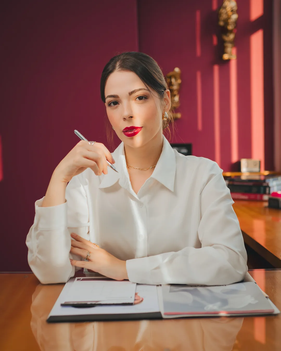 Retrato corporativo feminino em escritório