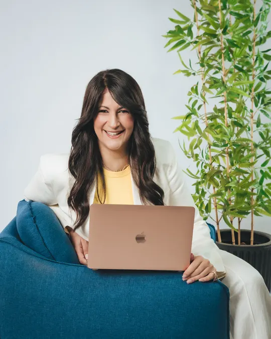 Retrato corporativo feminino com notebook