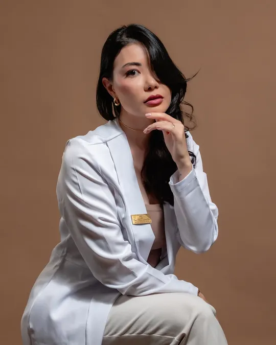 Retrato corporativo de médica em estúdio