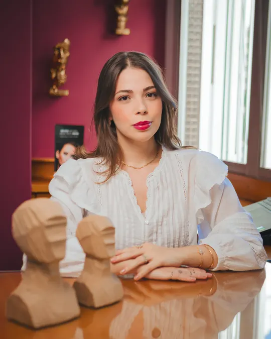 Retrato corporativo feminino em consultório