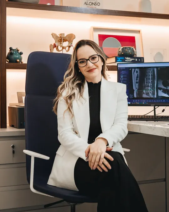 Retrato corporativo feminino em consultório