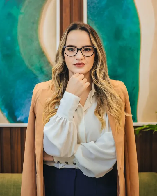 Retrato corporativo feminino em ambiente de clínica