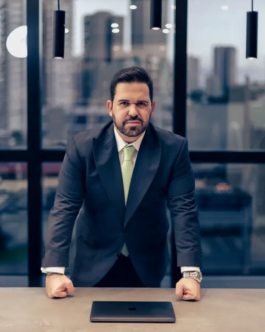 Retrato corporativo masculino em escritório