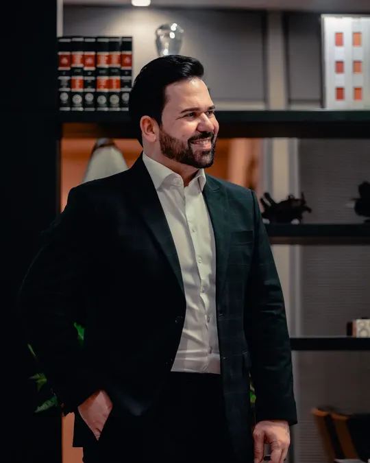 Retrato corporativo masculino em ambiente de trabalho