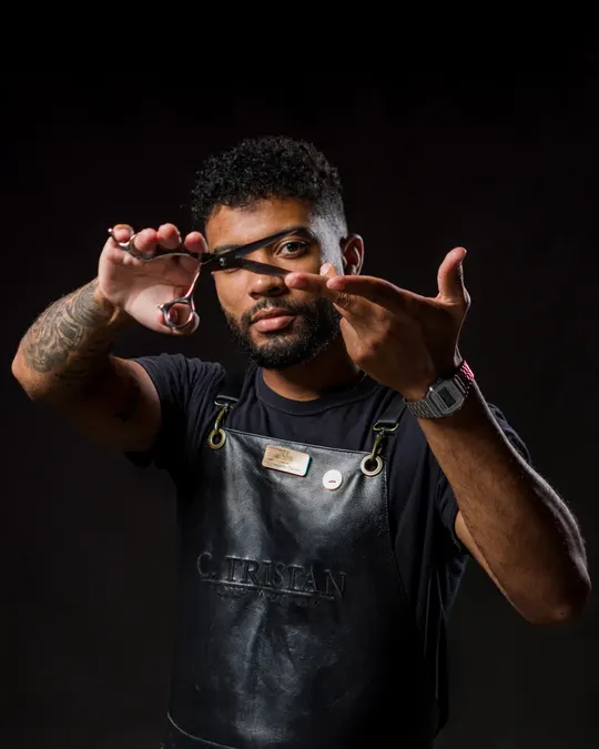 Retrato profissional de barbeiro em estúdio
